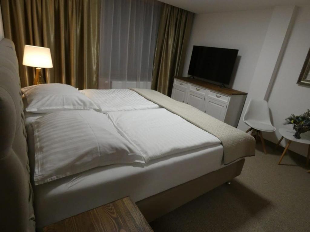 Hotel Galeria Pezinska Baba Bazin Kültér fotó